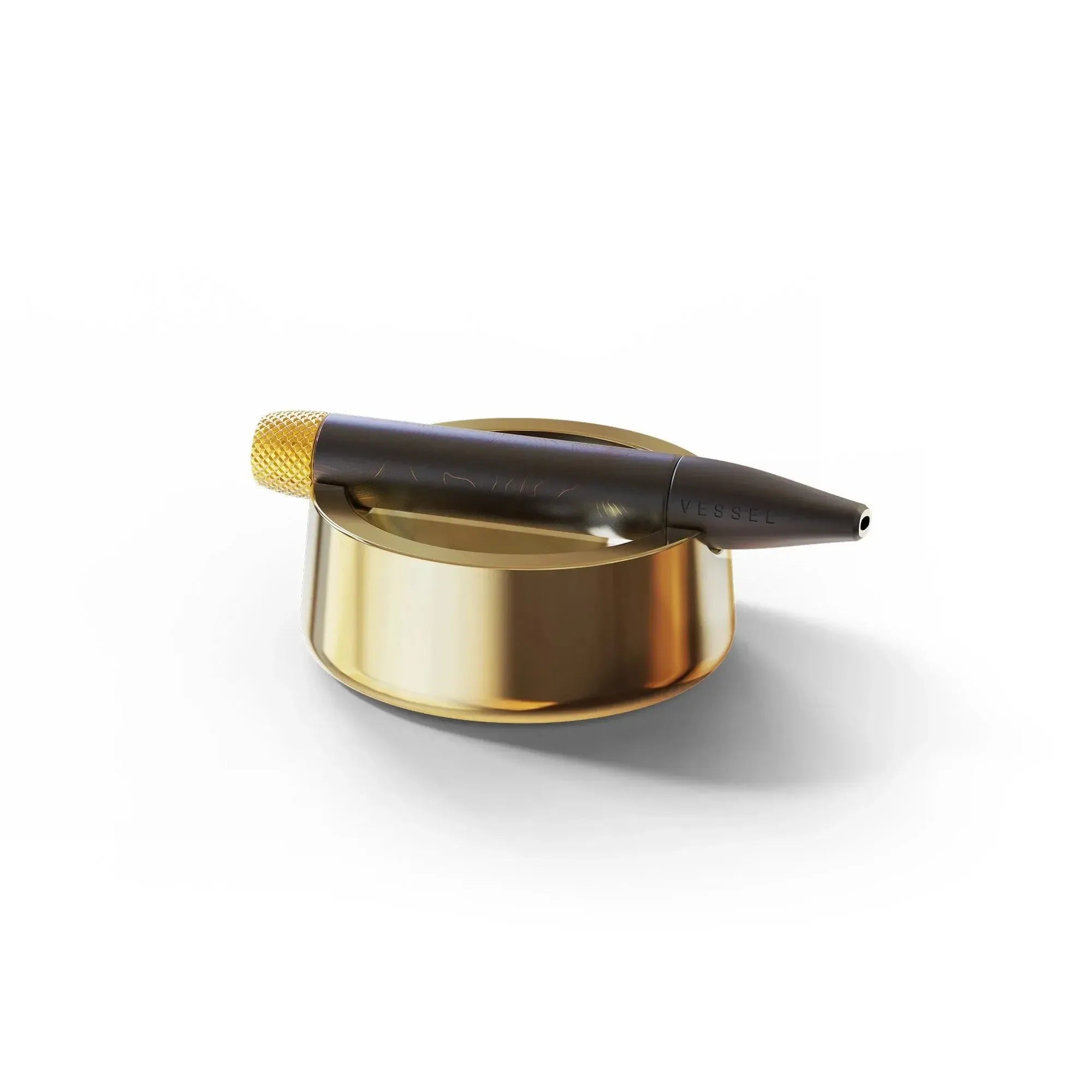 Cendrier doré avec un vape pen vessel