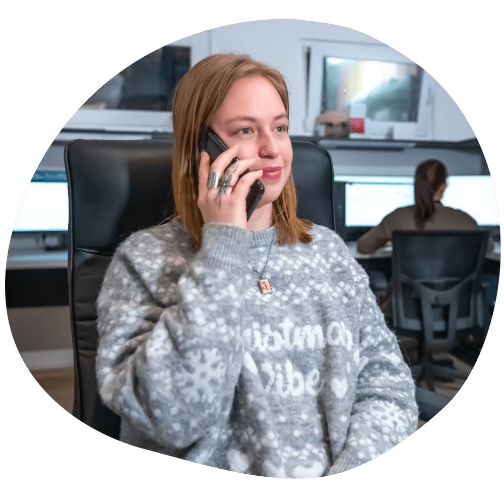 Supporter Canapuff au téléphone en train de parler à un client, focus sur la fille