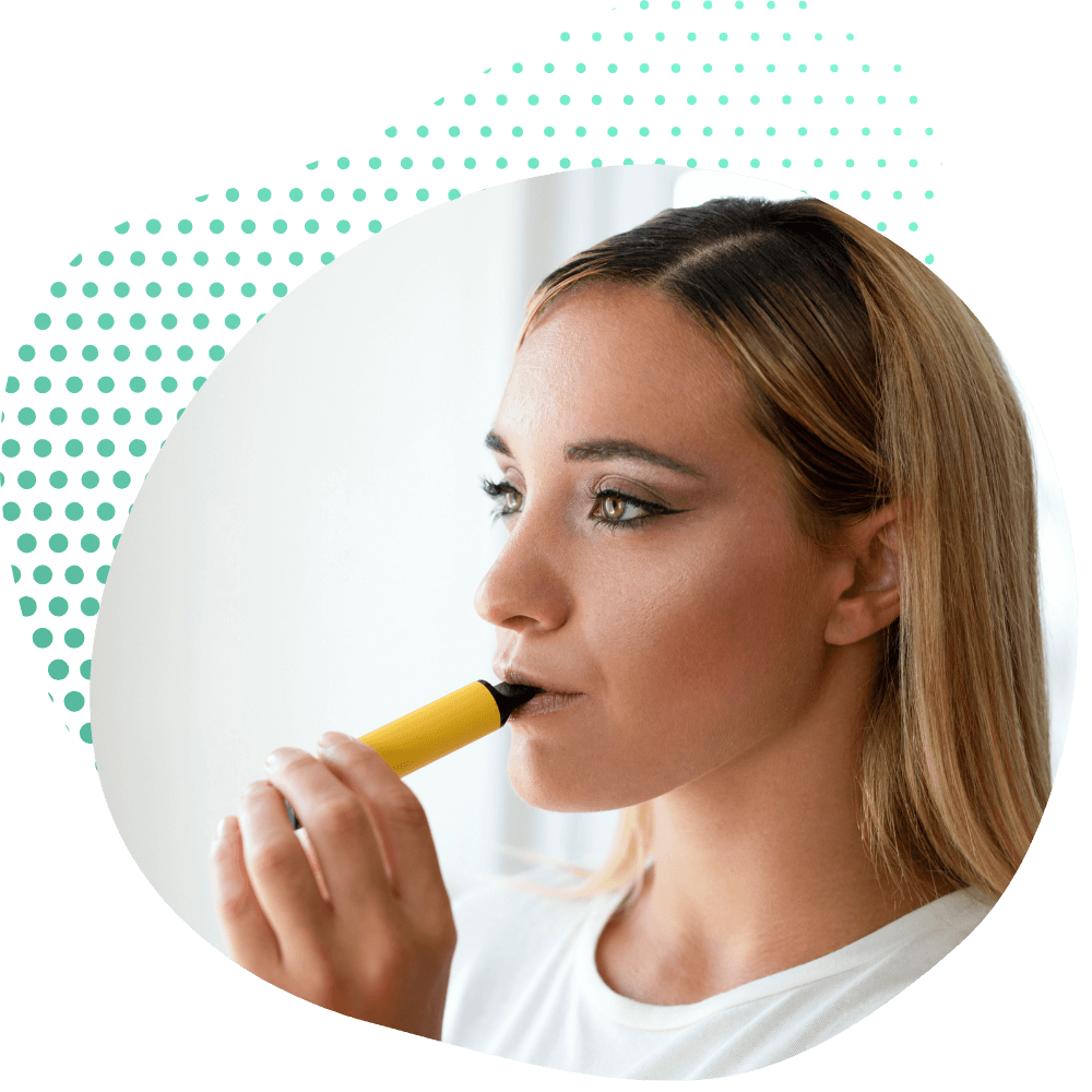 Fille fumant un vape pen